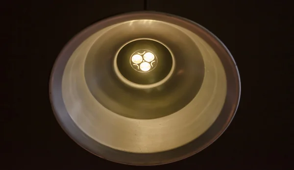 Светодиодная лампочка освещена и взята сверху — стоковое фото