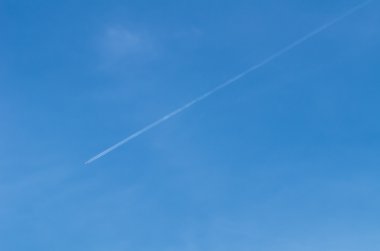 uçak contrail açık mavi gökyüzü karşı 
