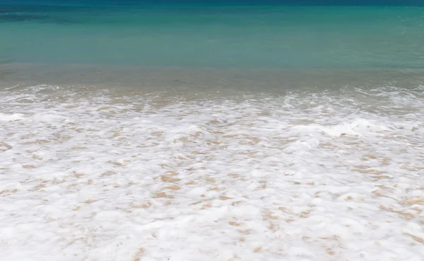 Onda spiaggia topica in estate — Foto Stock