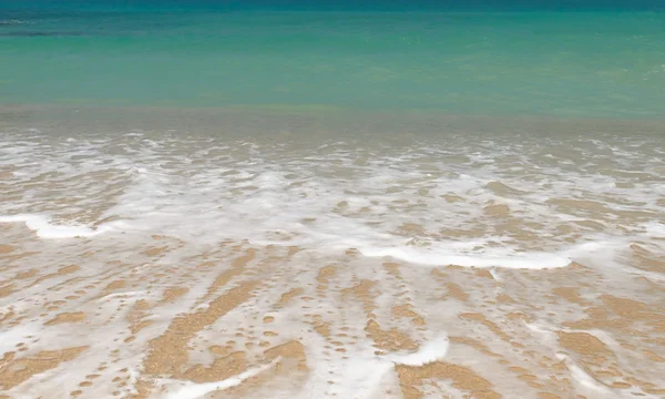 Тематические пляжные волны летом — стоковое фото