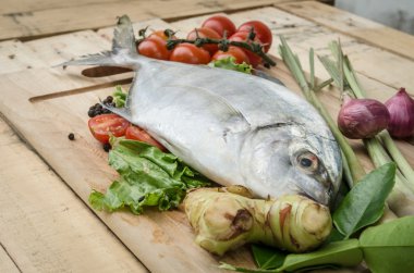 Balık ve sebze mutfak gemide