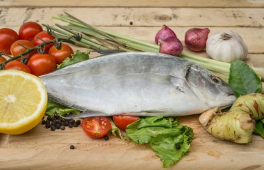 Balık ve sebze mutfak gemide