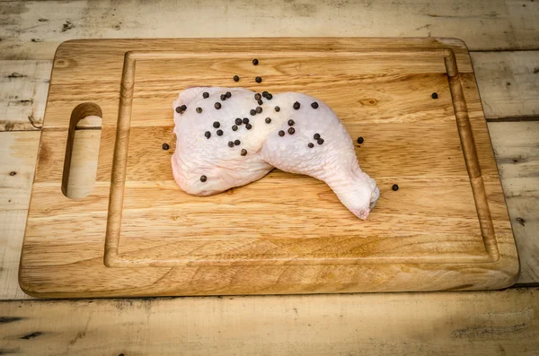 Noga kurczaka na desce do krojenia — Zdjęcie stockowe