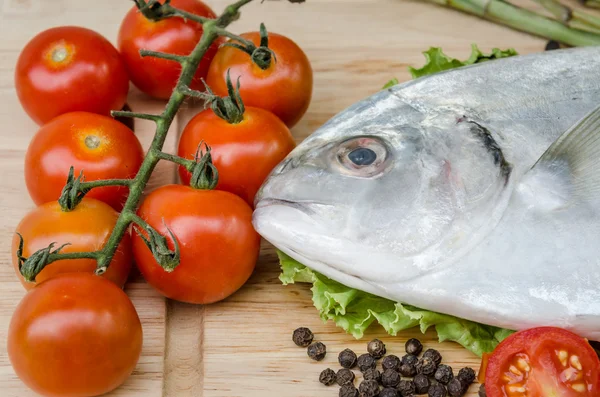 Ryby i warzywa w kuchni — Zdjęcie stockowe