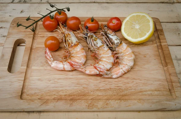 Camarão grelhado e tomate — Fotografia de Stock