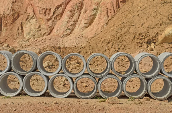 Tuyaux de drainage en béton empilés — Photo