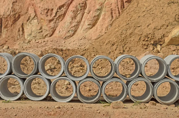 Tubos de drenagem de concreto empilhados — Fotografia de Stock