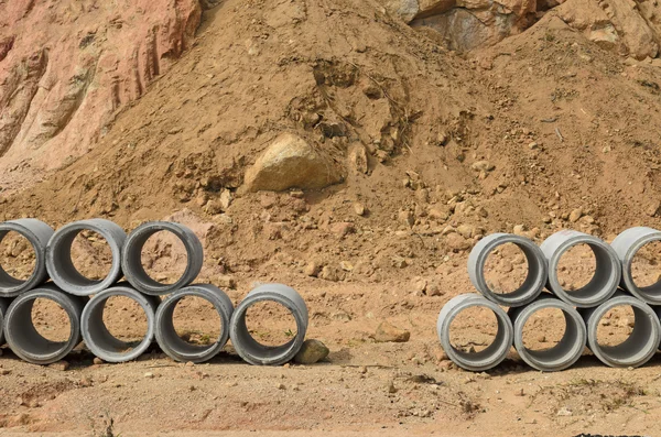 Tubos de drenagem de concreto empilhados — Fotografia de Stock