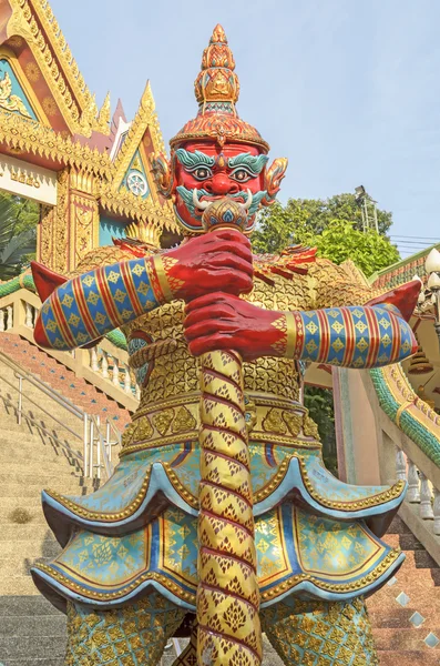 Estatua de guardia gigante en el templo — Foto de Stock