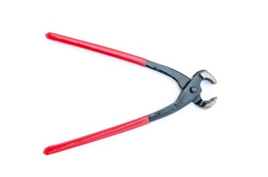 Beyaz arkaplanda pense izole edildi