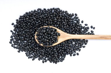 siyah fasulye üzerine beyaz izole