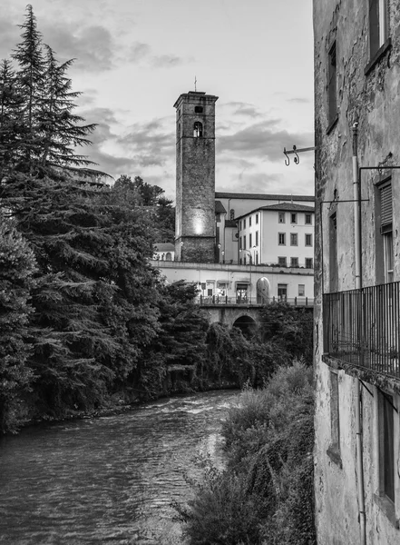 Paisaje de una bonita ciudad en Italia — Foto de Stock