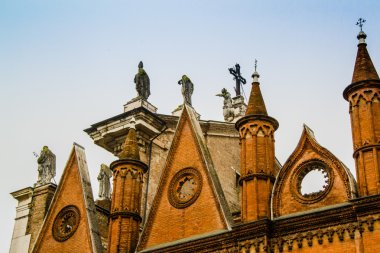 kilisenin tepesinde heykel