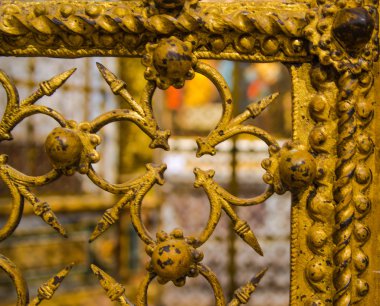 katedral içinde bir kapı detayı