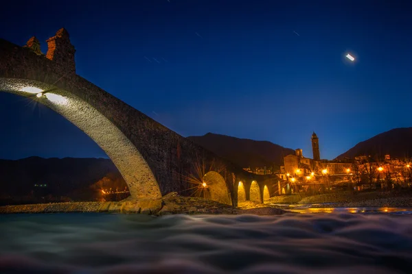 Cidade medieval e sua ponte — Fotografia de Stock
