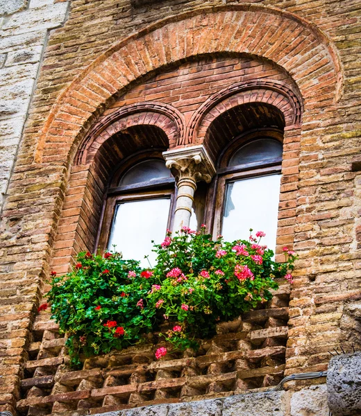 Vecchia finestra floreale della città toscana — Foto Stock