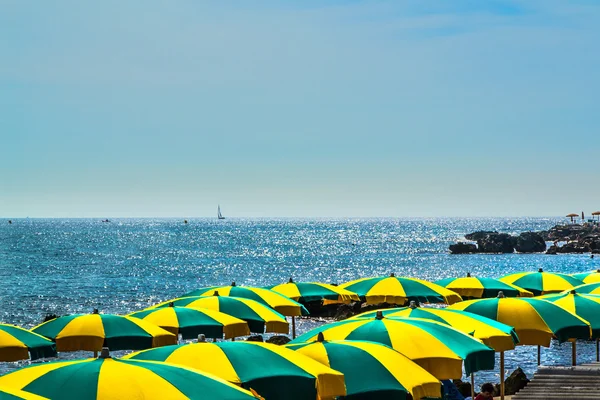 Kleurrijke paraplu op de zee — Stockfoto