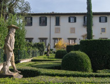 Heykeller bahçedeki