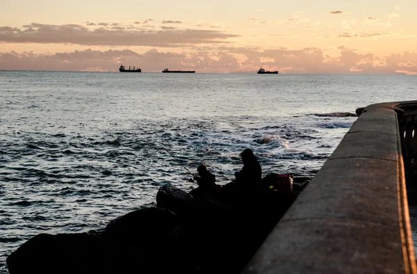 Silhouetten van twee vissers op aunset — Stockfoto