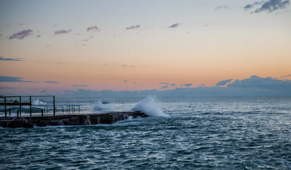 Golven bij zonsondergang — Stockfoto