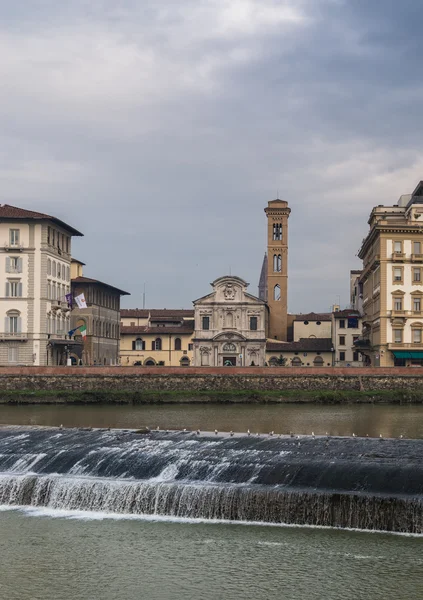 Iglesia Ognissanti en Florencia y río Arno kiddle —  Fotos de Stock