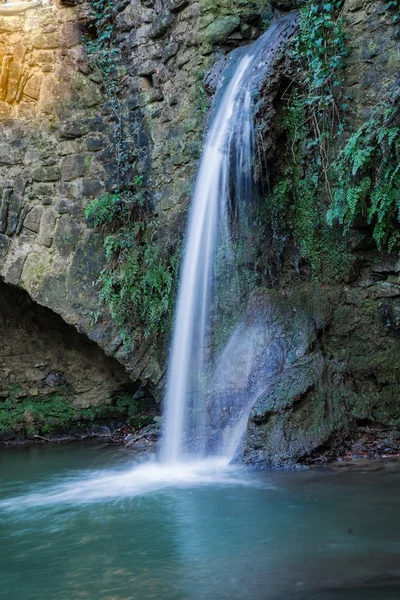 A cachoeira do moinho de água — Fotografia de Stock