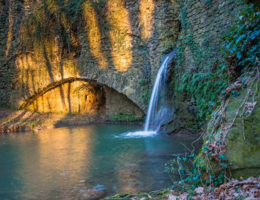 Eski su değirmeni Tuscany kırsal kesimde gizli