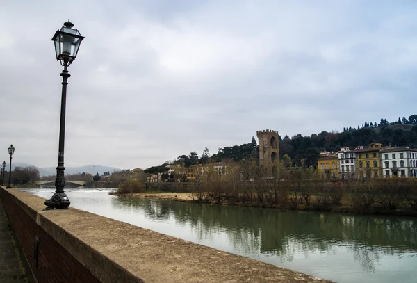 Walking along Arno river — Stock Photo, Image