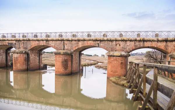 Ponte de tijolos vermelhos — Fotografia de Stock