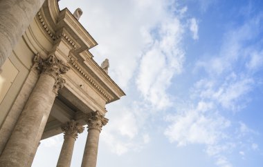 Kilisenin cephe detay