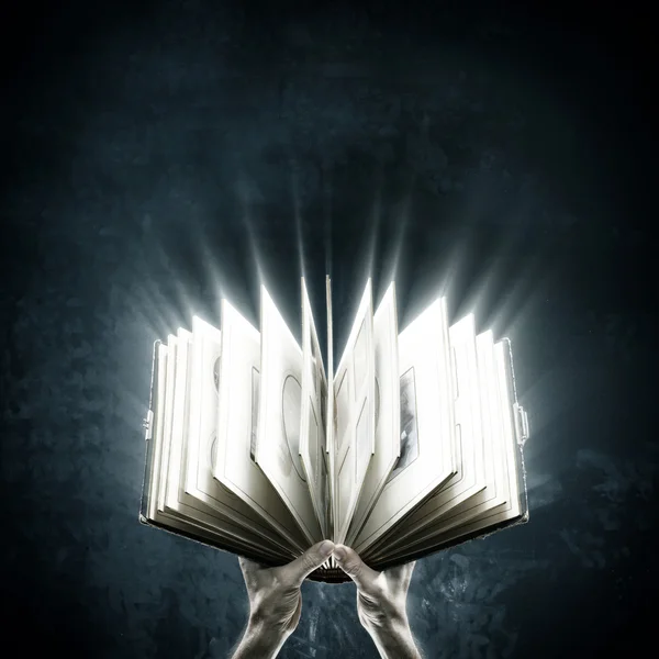 Livro de magia aberto com luzes mágicas — Fotografia de Stock