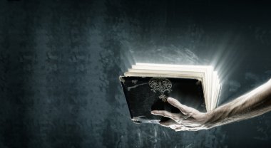 magische boek opende met magische lampen