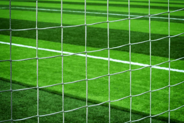 Футбольна сітка на зеленій траві — стокове фото