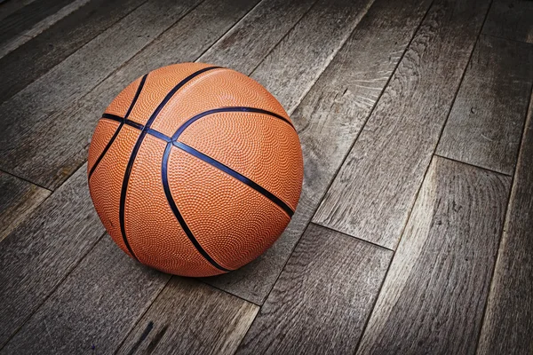 Basketbal op de verdieping. — Stockfoto