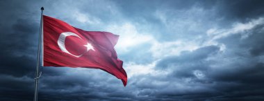 Türk Bayrağı ve Kara Bulutlar