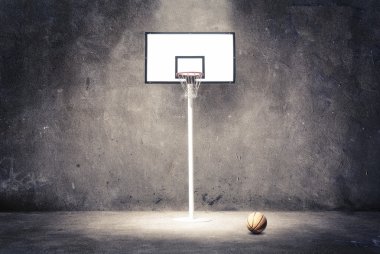 Basketbol çember bir top ile dokulu bir duvara.
