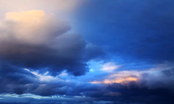 Nuvens escuras — Fotografia de Stock