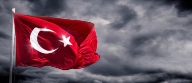 Bulutlu gökyüzü ile Türk bayrağı