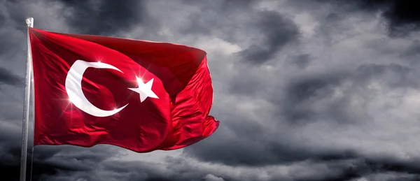 Τουρκική σημαία, με συννεφιασμένο ουρανό — Φωτογραφία Αρχείου