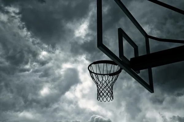 Basketbalový koš a obloha — Stock fotografie