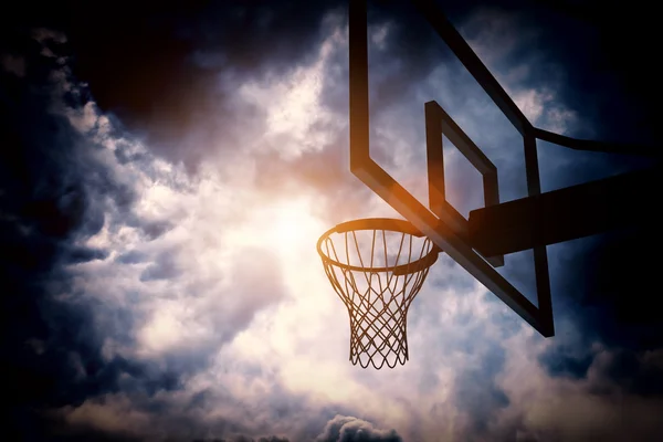 Baloncesto aro y cielo — Foto de Stock