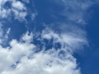 Beyaz bulut ve güzel mavi gökyüzü arkaplanı.