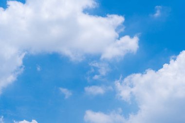 Beyaz bulut ve güzel mavi gökyüzü arkaplanı.