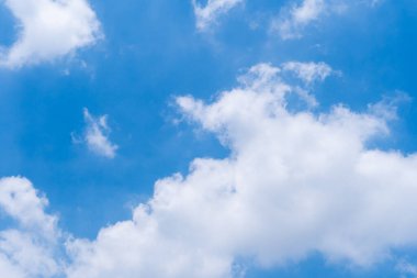 Beyaz bulut ve güzel mavi gökyüzü arkaplanı.