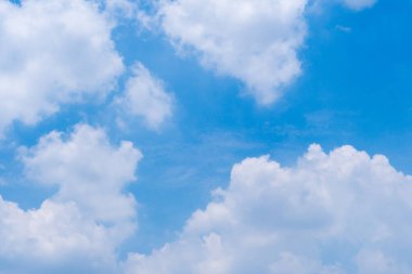 Beyaz bulut ve güzel mavi gökyüzü arkaplanı.