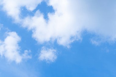 Beyaz bulut ve güzel mavi gökyüzü arkaplanı.