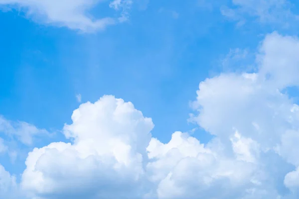 Fehér Felhő Gyönyörű Kék Háttér — Stock Fotó