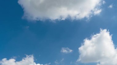 Zaman Hızı Güzel açık mavi gökyüzü beyaz bulutlar kabarık kümülüs bulut, güzel temiz hava doğal manzara, bulutlu arka plan.