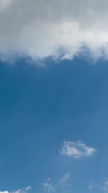 Zaman Hızı Güzel açık mavi gökyüzü beyaz bulutlar kabarık kümülüs bulut, güzel temiz hava doğal manzara, bulutlu arka plan.