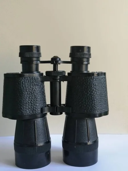 Binocular Preto Uma Placa Branca — Fotografia de Stock